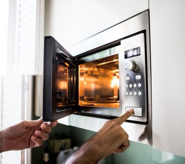 چه عواملی باعث خرابی برد مایکروویو ال جی می‌شوند؟